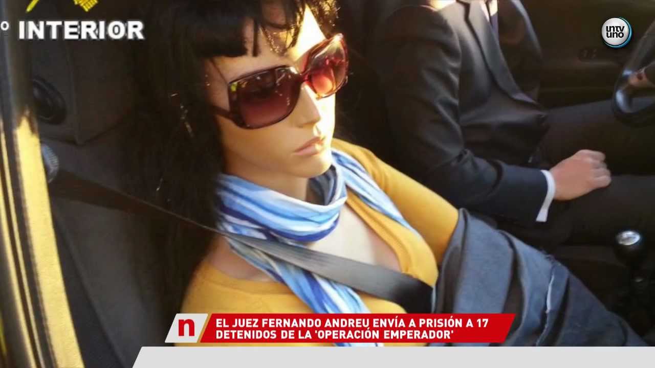 UN CONDUCTOR CIRCULABA POR EL CARRIL BUS-VAO CON UNA MANIQUÍ DE COPILOTO