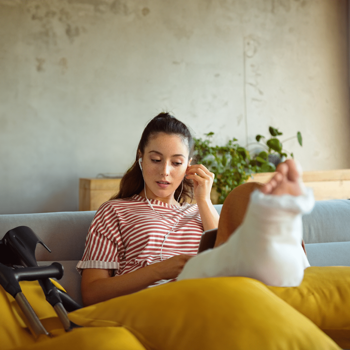 Chica con la pierna rota por un accidente pidiendo asistencia por el móvil