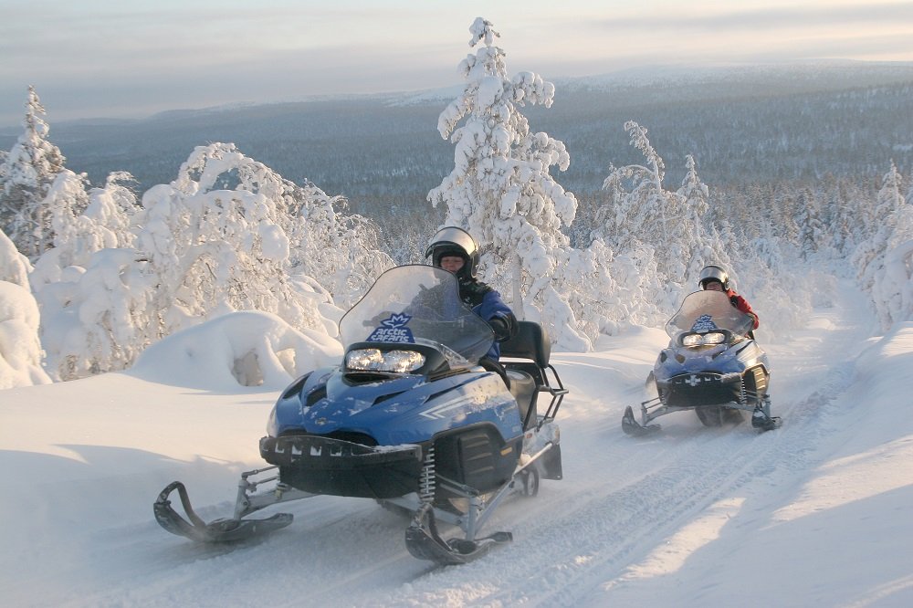 Motos de nieve en Laponia