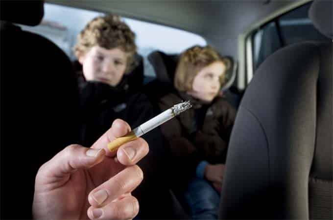 Fumes al cotxe amb nens dins