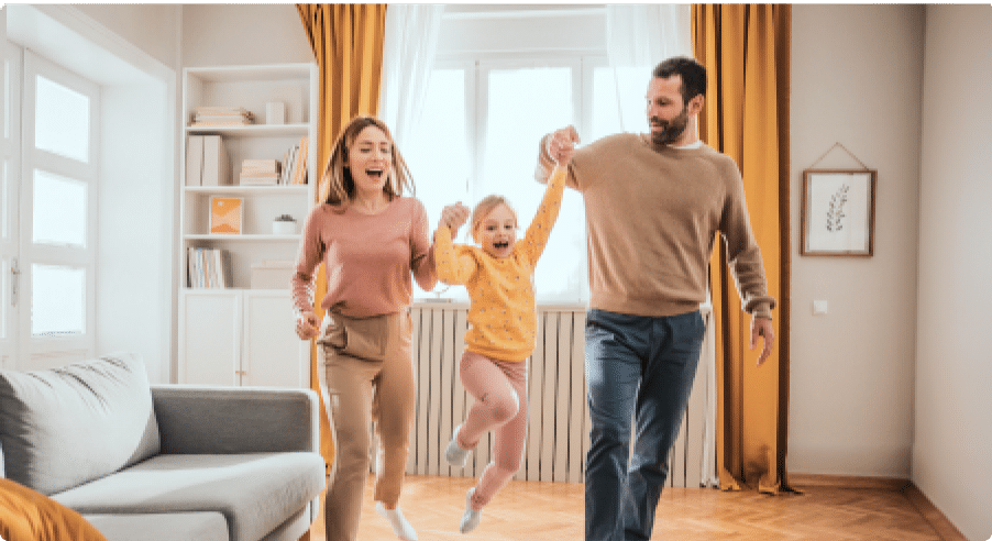 familias Mujer y hombre sujetando la mano de una niña pequeña de alrededor 8 años en el salón de una vivienda