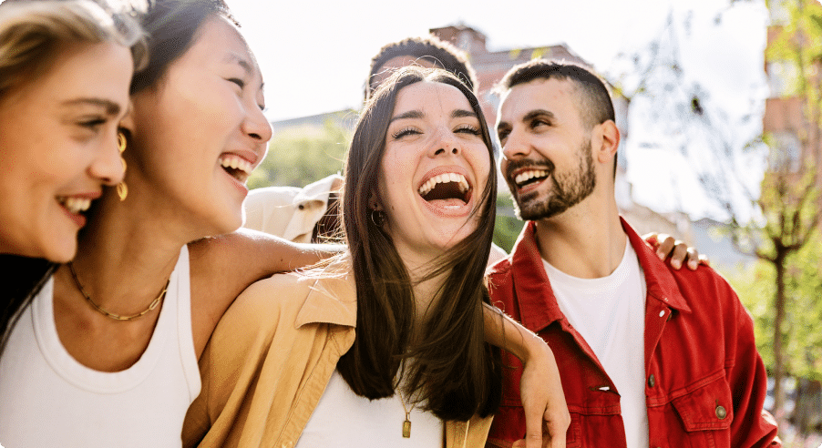 jovenes Plano frontal de un grupo de jóvenes sonriendo por la calle