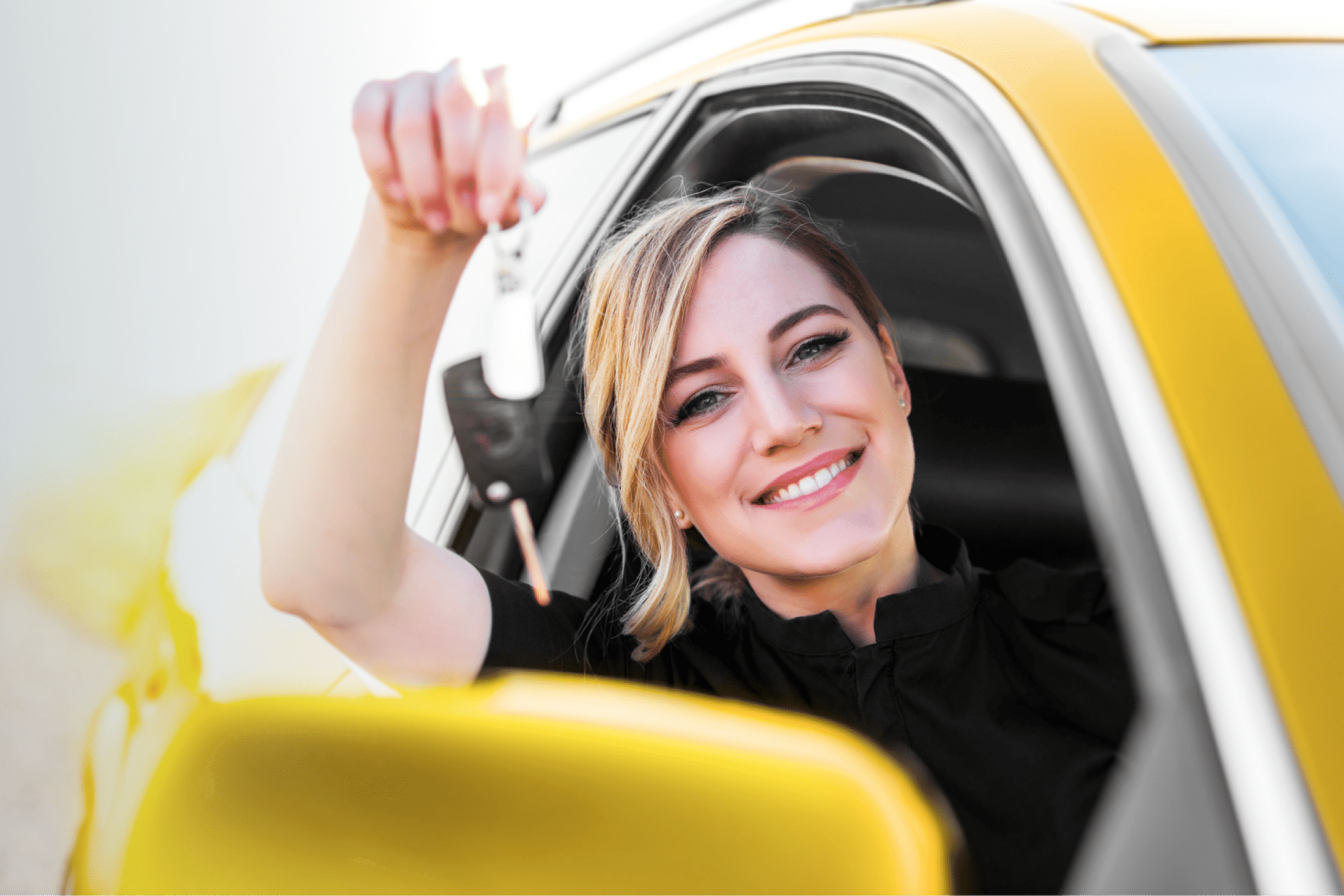 Chica alegre por obtener un coche de sustitución por su vehículo averiado