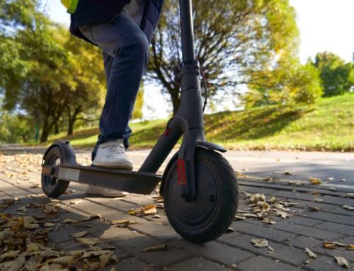Consells per utilitzar el patinet elèctric amb seguretat a les ciutats: guies i assegurances
