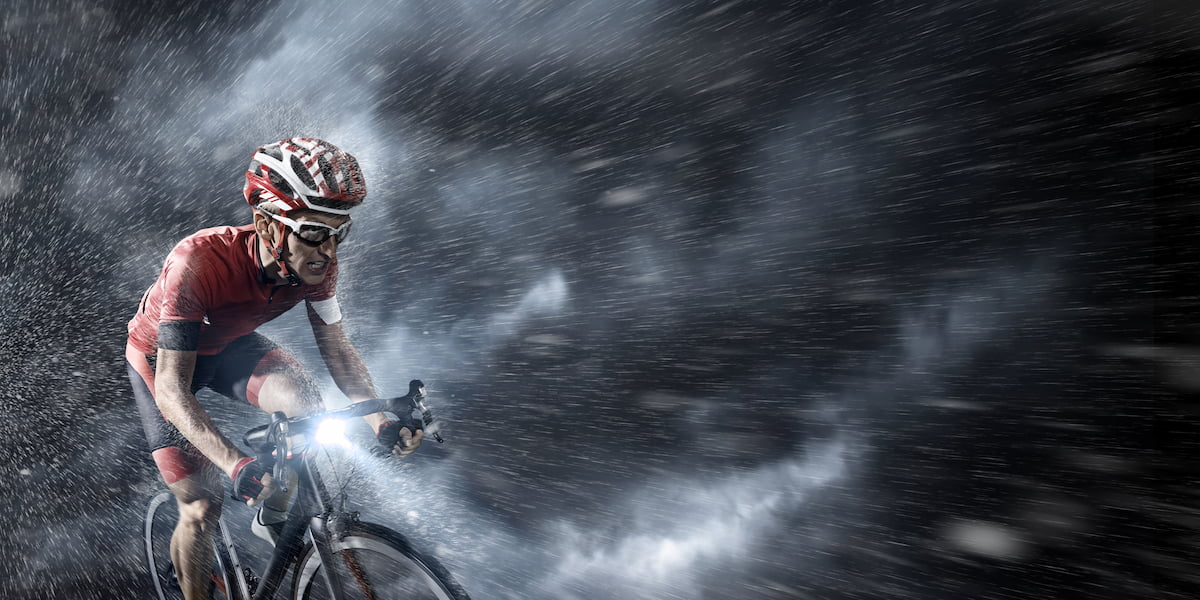 En bicicleta bajo una tormenta eléctrica – cómo actuar