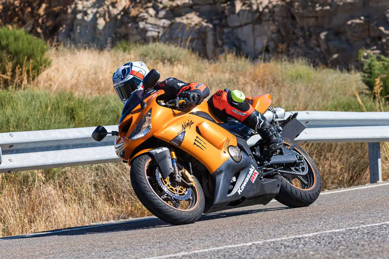 man on his motorcycle taking a curve on a sunny day llevar camara en la moto