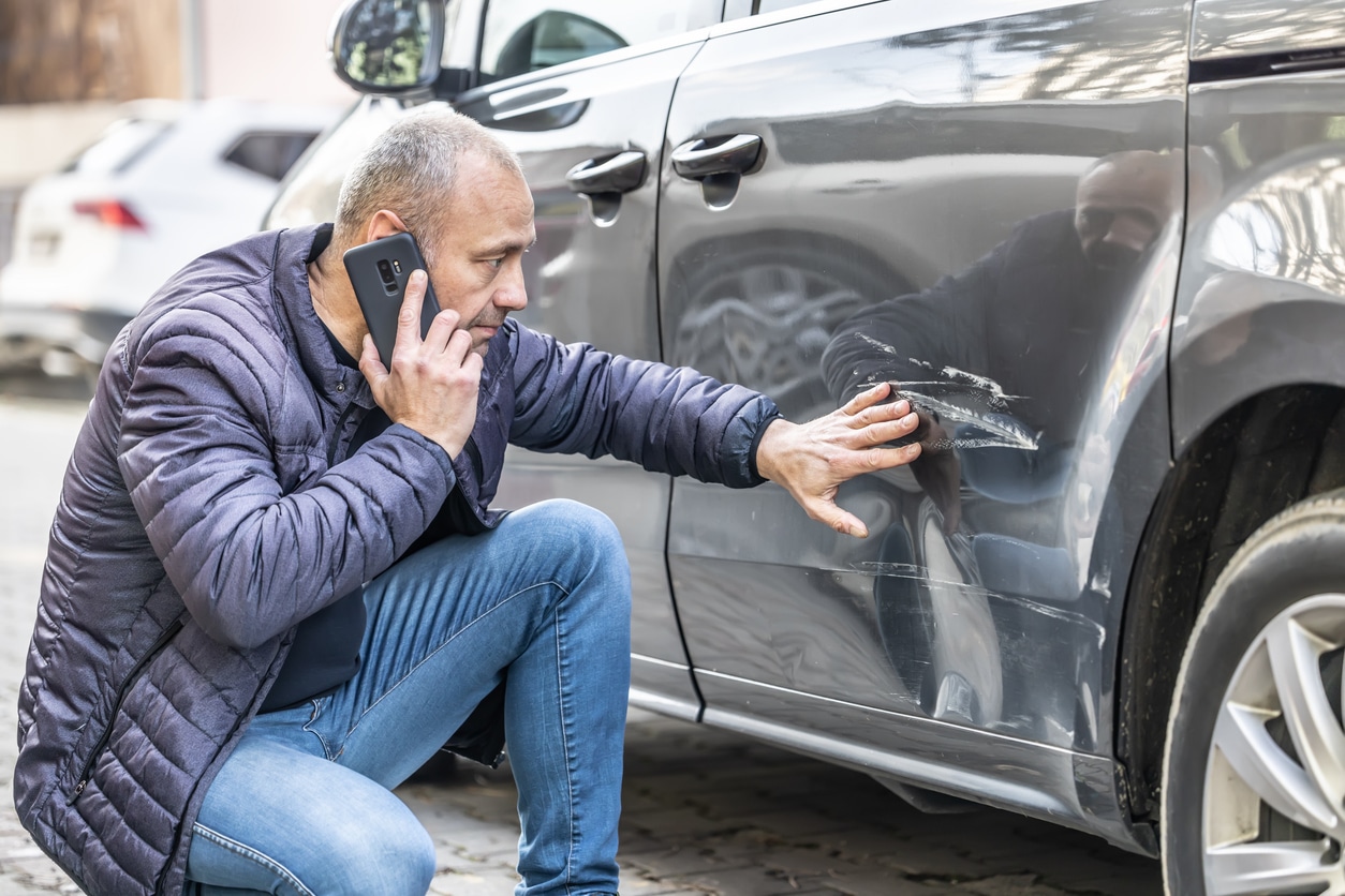 como quitar un arañazo del coche