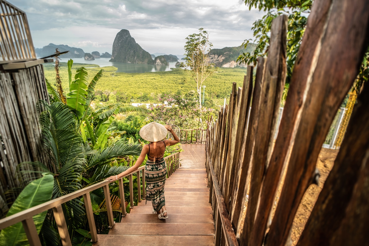 Solo traveler woman enjoying Phang Nga bay view point. Tourist at Samet Nang She, Thailand. Asia travel, trip and summer vacation concept. seguro de viaje tailandia