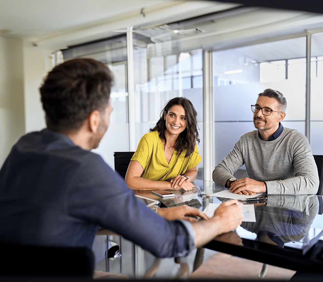 Hero_Gestoria_Mobile Dos personas adultas recibiendo un servicio de gestoría del RACC