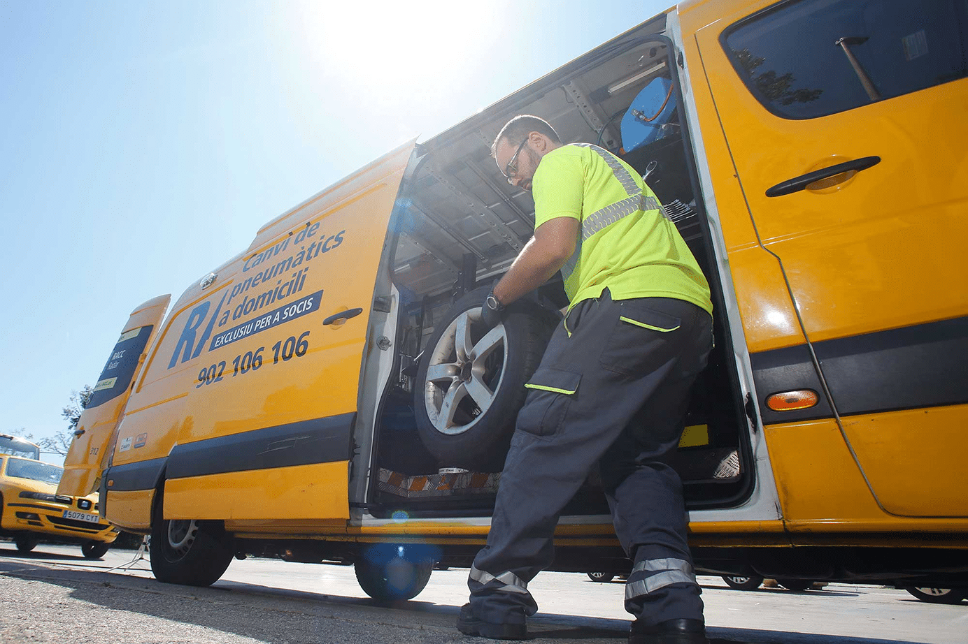 Mecánico del RACC sacando un neumático del vehículo de asisténcia