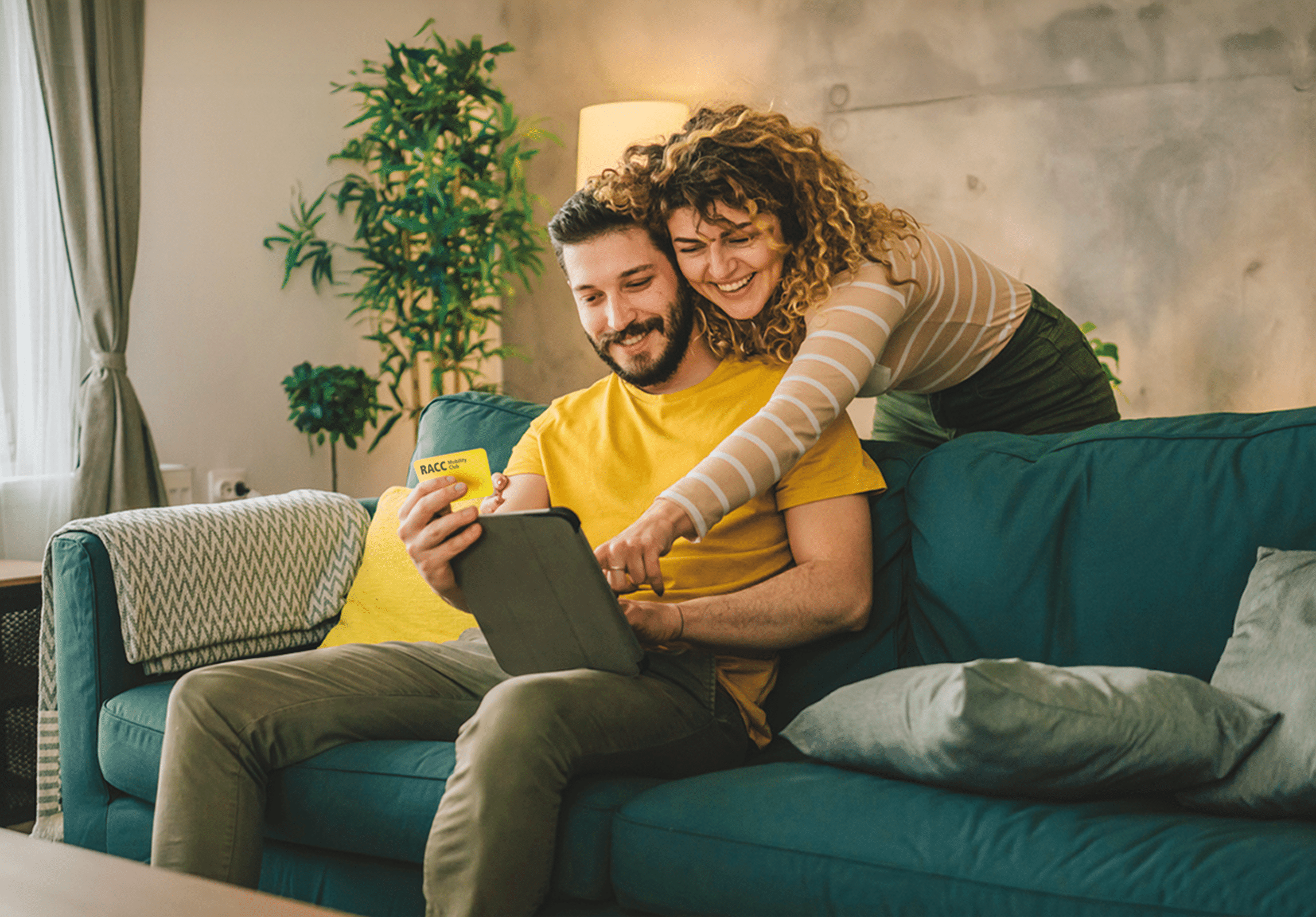 2 personas adultas utilizando la tarjeta de crédito RACC Master