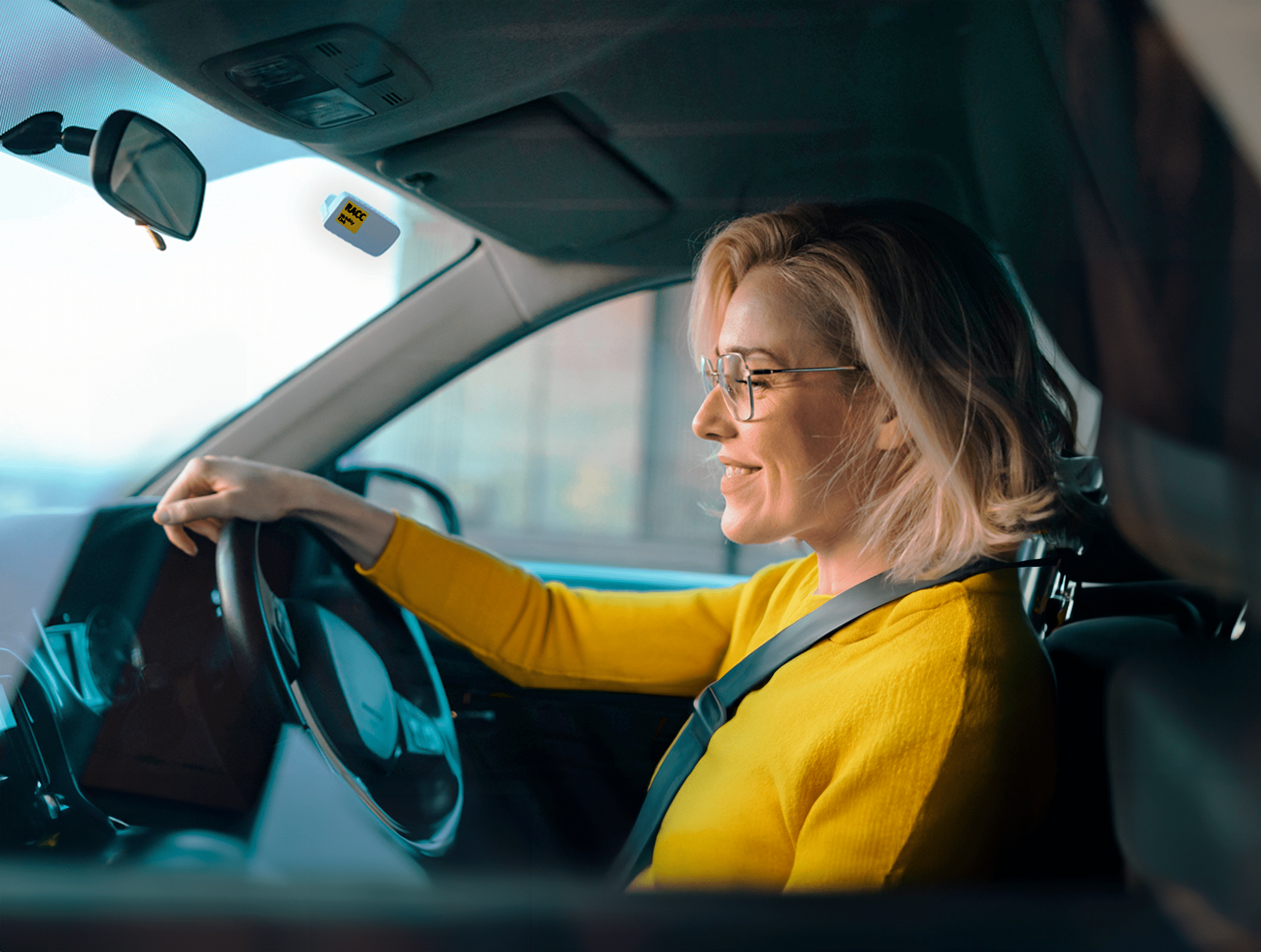 Mujer de edad adulta estacionada en el coche