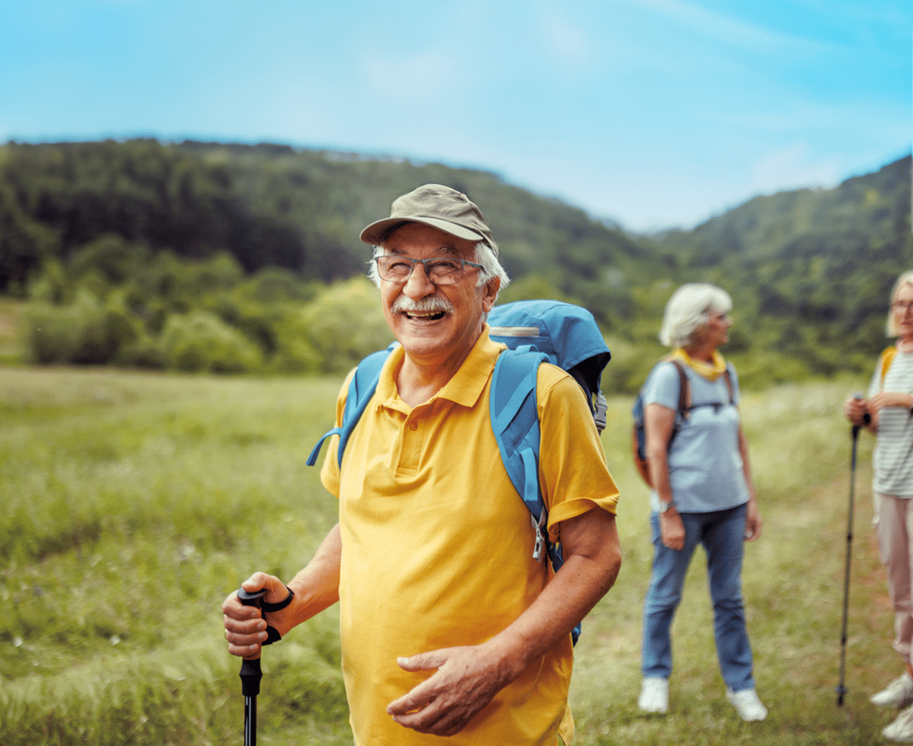 Home major de 60 anys fent trekking