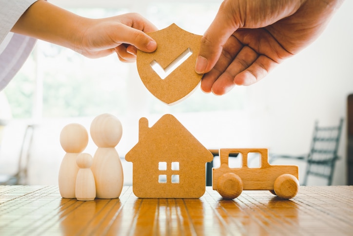 Businessman holding shield protect icon with his child, Security protection and health insurance. The concept of family home, protection, health care day, car insurance and home school education. servicio antiocupacion