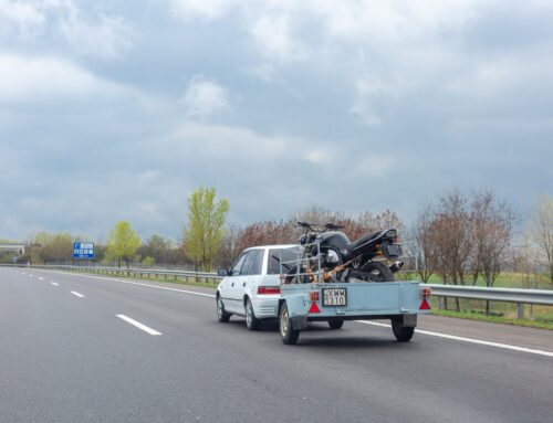 Què necessites per portar la moto en un remolc? Permisos i normatives del remolc lleuger