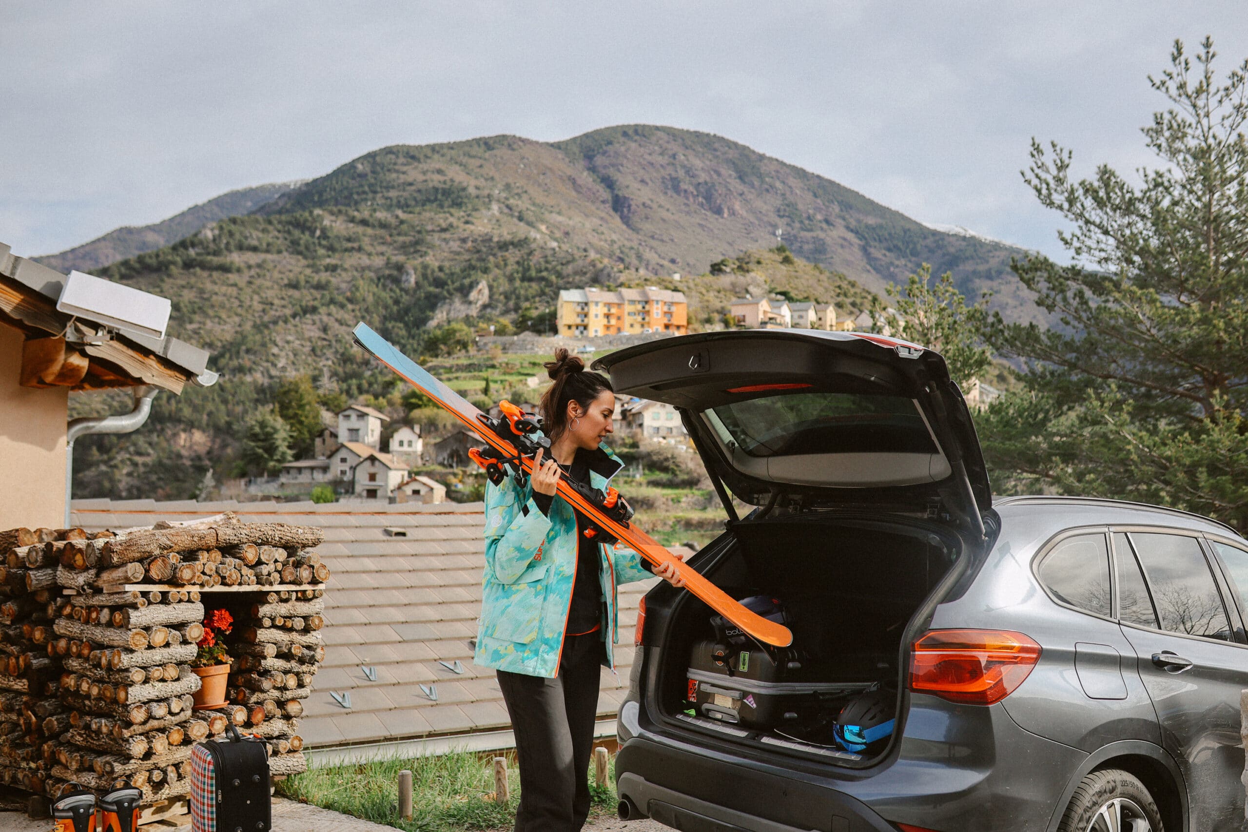 Loading ski gear in the car in French Alps seguro de esqui material