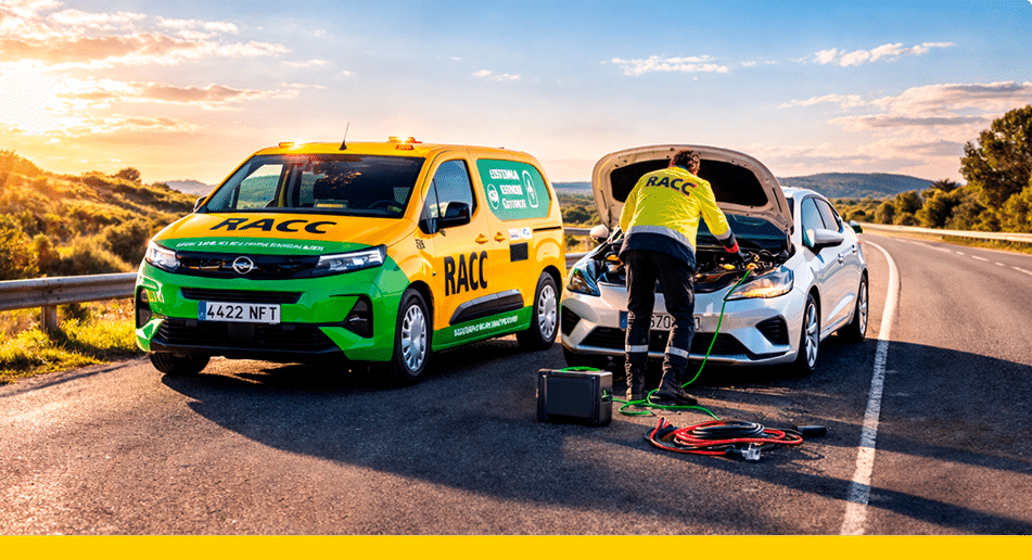 Trabajador del RACC asistiendo en carretera2 Trabajador del RACC asistiendo en carretera2