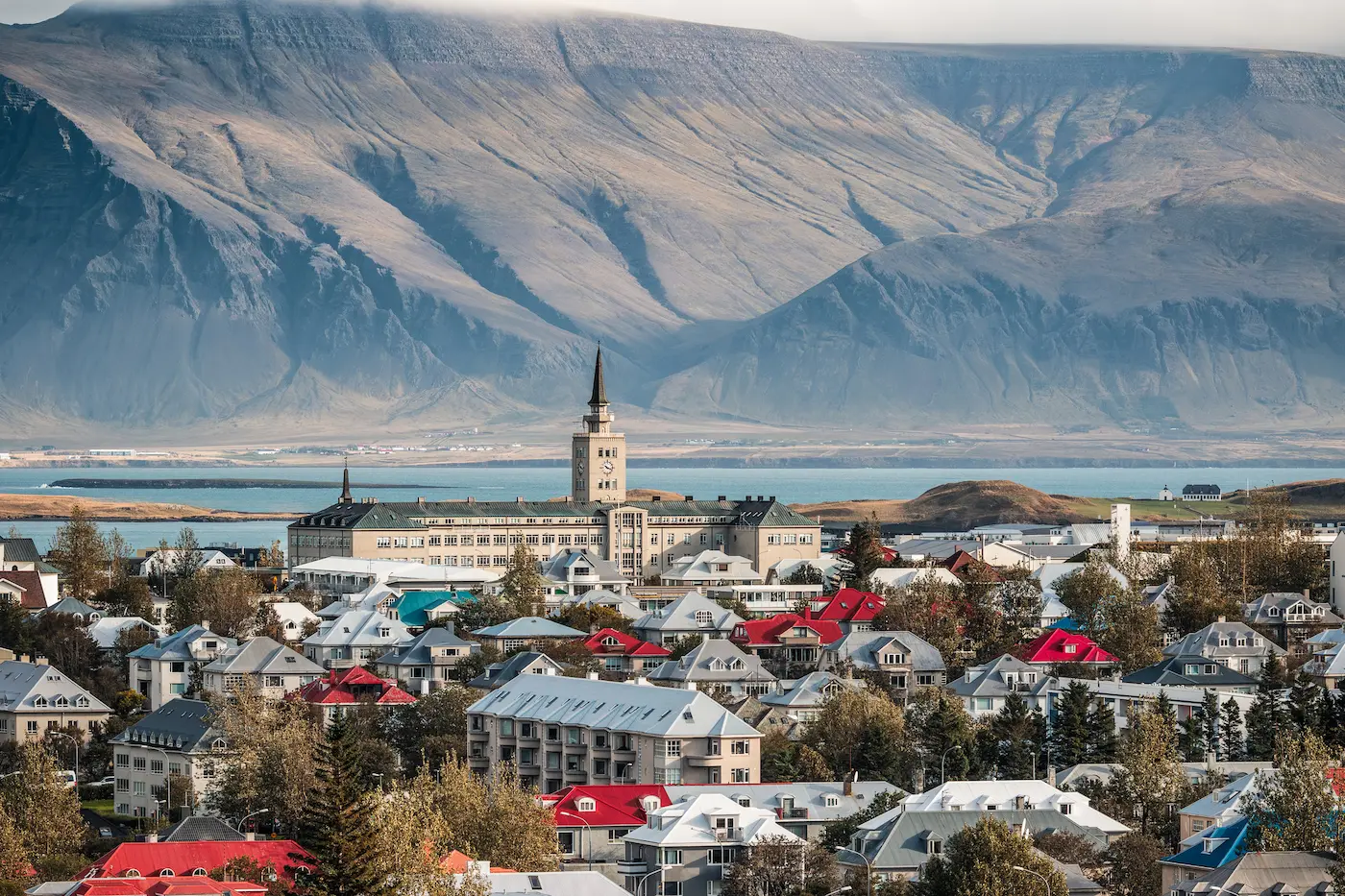 Islandia Paisaje urbano del centro de Reikiavik en Islandia con la montaña Esjan al fondo