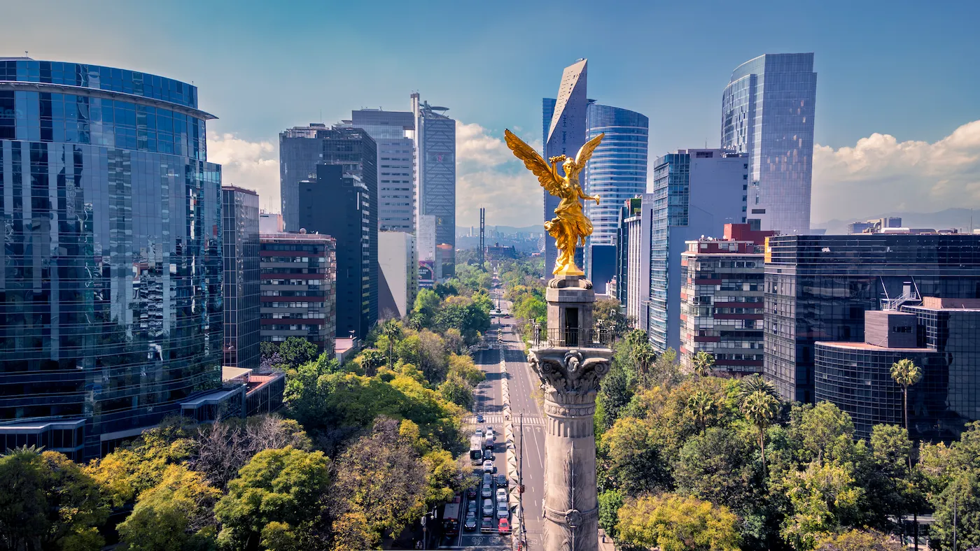México Ángel de Oro en lo alto del monumento en la Ciudad de México