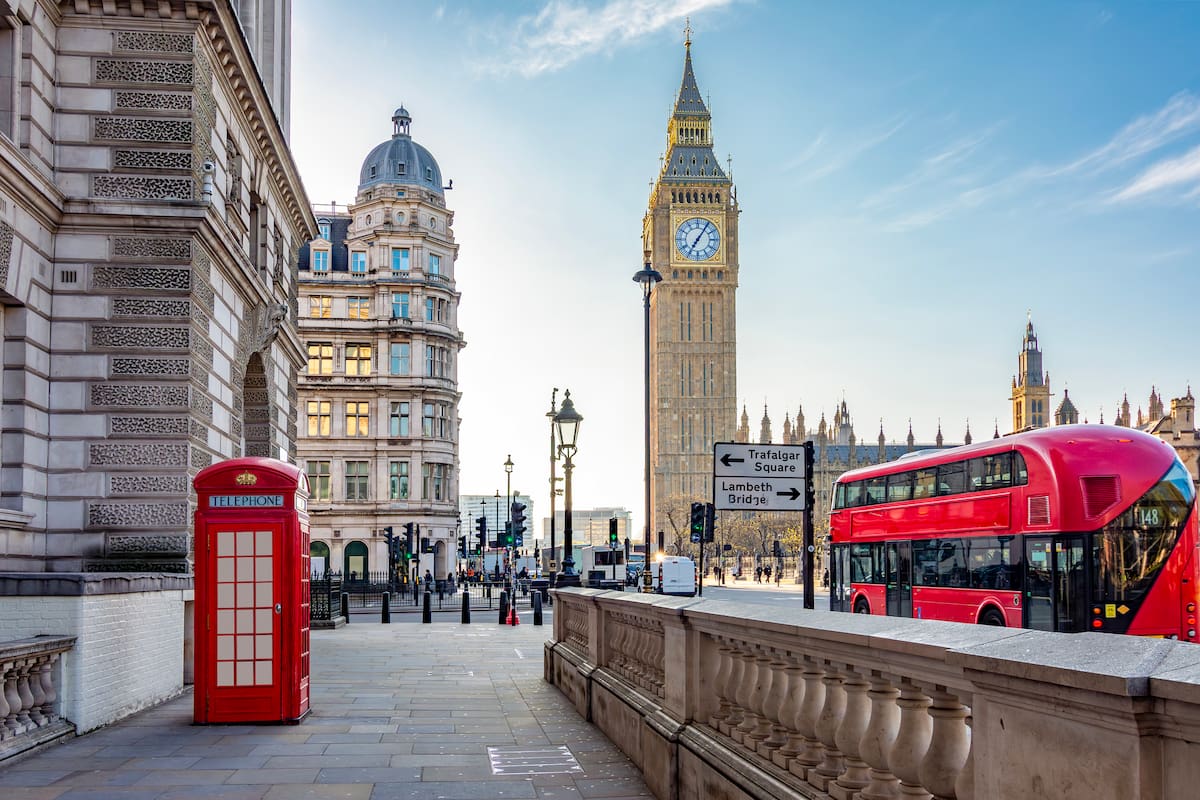 Reino Unido Cabina telefónica roja y autobús de dos pisos en la plaza del Parlamento y la torre Big Ben, Londres, Reino Unido.